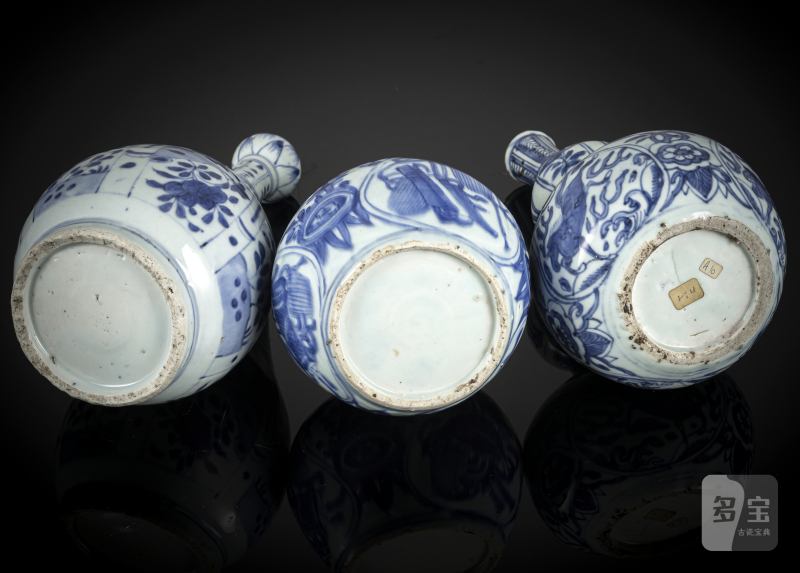 Three porcelain bottle vases decorated in underglaze blue, one with an Ottoman lid, partly decorated in the Kraak style - 图3